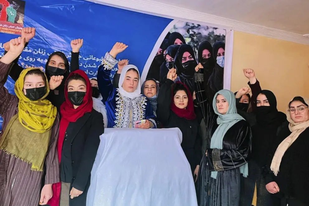 Un grupo de mujeres en una protesta a puerta cerrada en Kabul, Afganistán, contra el veto de los talibanes a la educación femenina universitaria. Foto: EFE