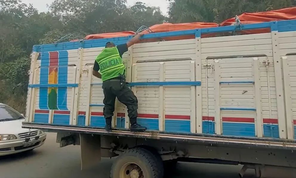 Un policía inspecciona un camión en la localidad de Guanay (imagen referencial). Foto: Captura de video