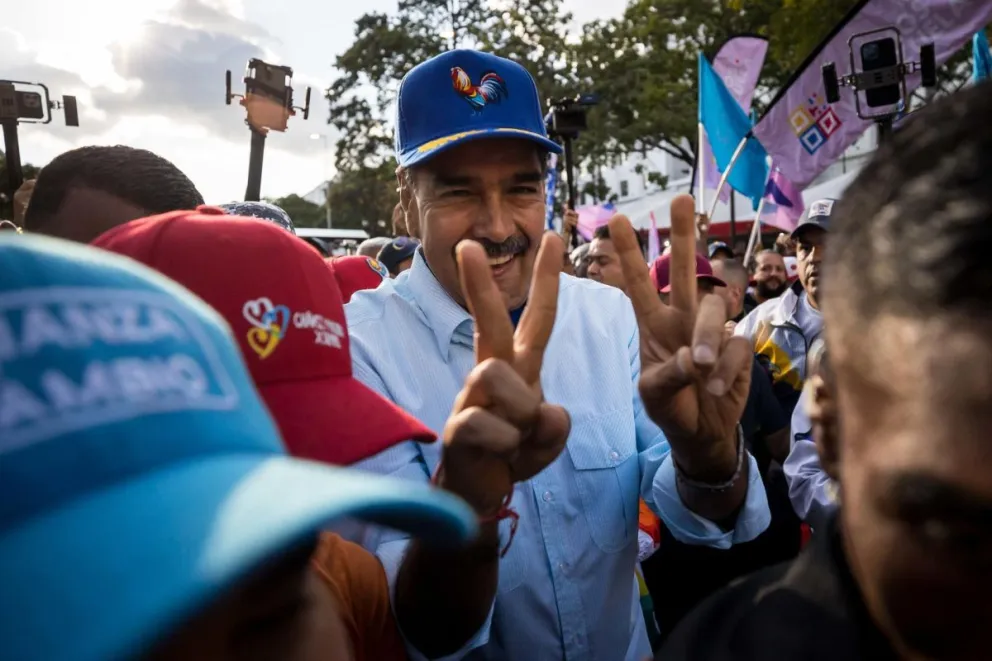Maduro saluda a algunos de sus simpatizantes. Foto: EFE