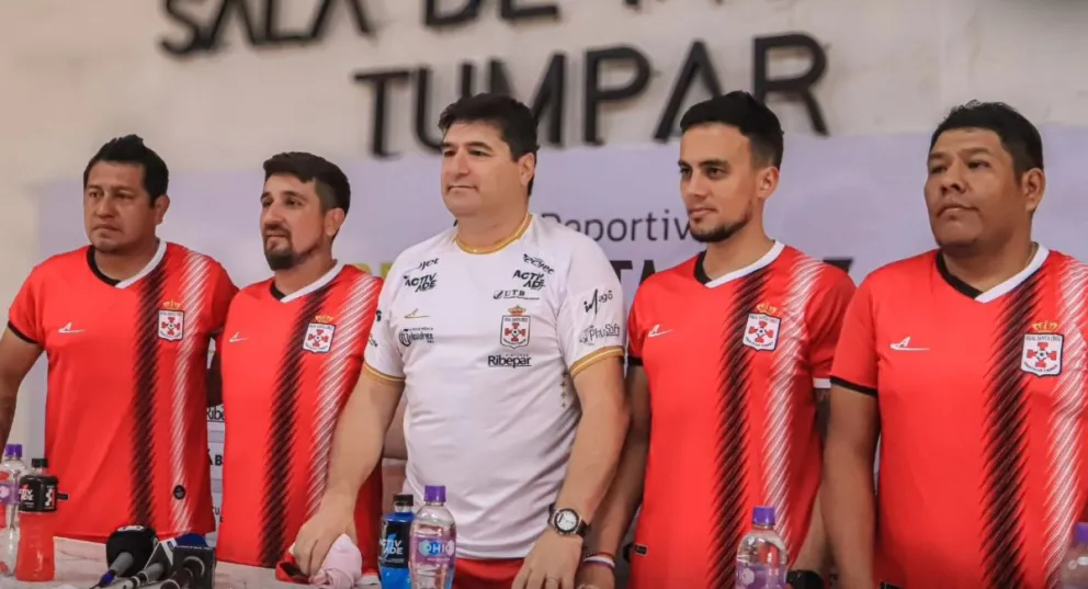 Straccia (de blanco) y su cuerpo técnico durante su presentación. Foto: Real Santa Cruz.
