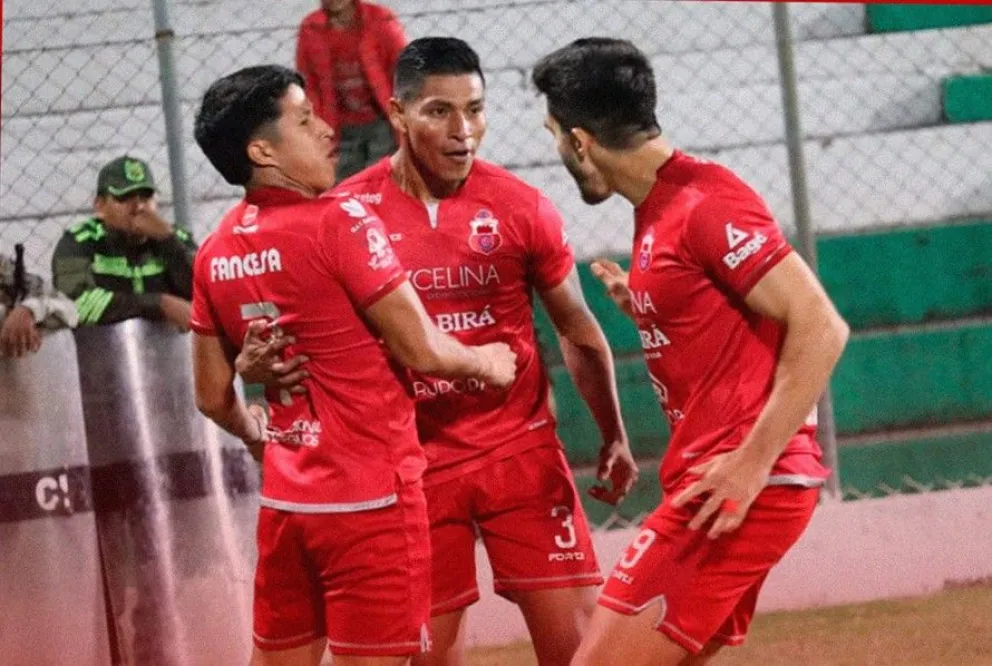 Jugadores de Guabirá festejan el primer gol a Blooming convertido por Gustavo Peredo (7). Foto: club Guabirá.