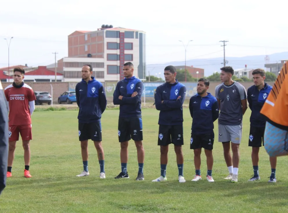 Jugadores de GV San José escuchan atentamente las instrucciones del DT. Foto; club GV San José