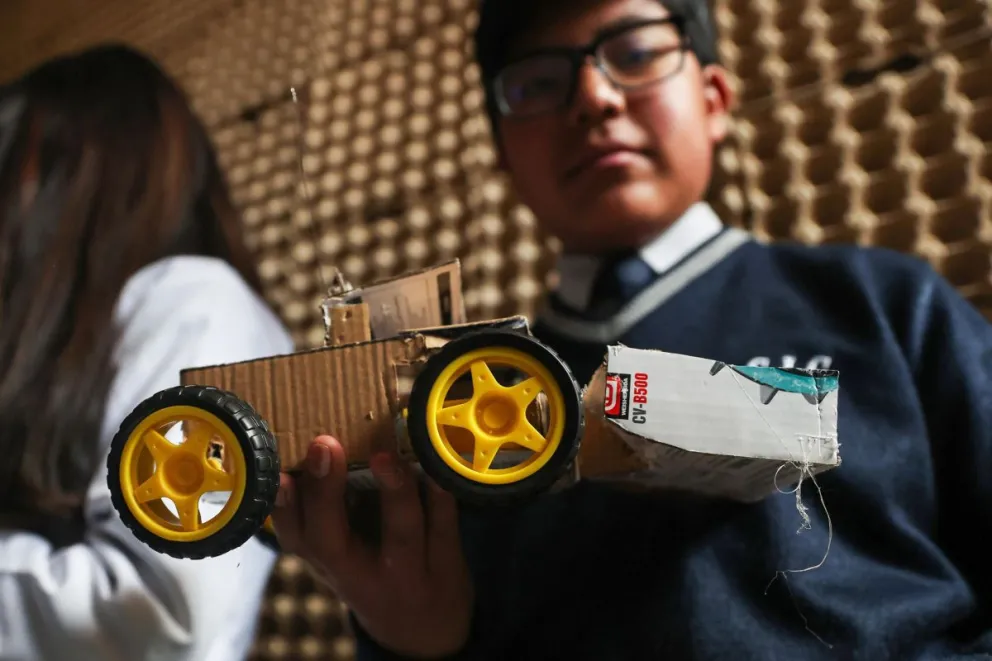 Un estudiante sostiene un robot durante el concurso, este viernes, en La Paz (Bolivia). Foto: EFE / Luis Gandarillas