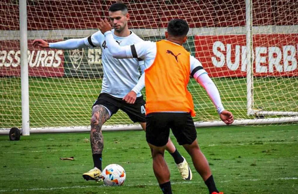 El uruguayo Renzo Orihuela despeja un balón en uno de los entrenamientos. Foto:CB