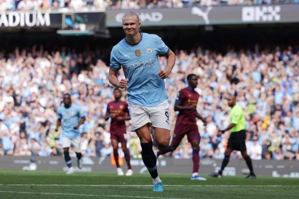 El noruego Erling Haaland, delantero del Manchester City, celebra uno de sus tres goles durante el partido contra el Ipswich Town. Foto: EFE