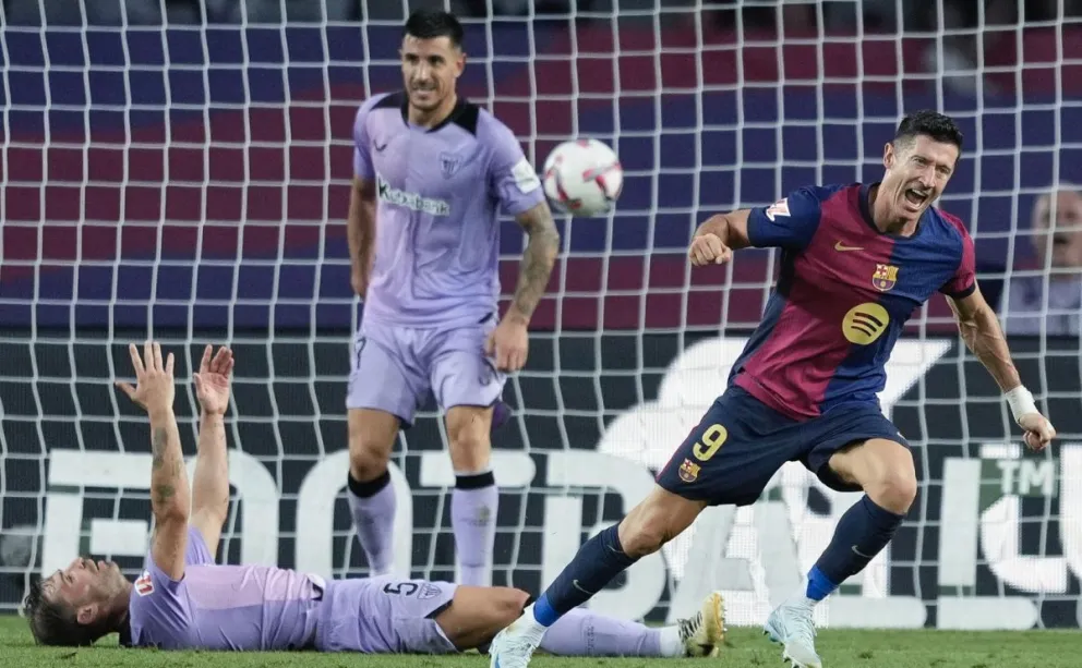 Lewandowski (der.) celebra su gol, el de la victoria del Barcelona. Foto: EFE