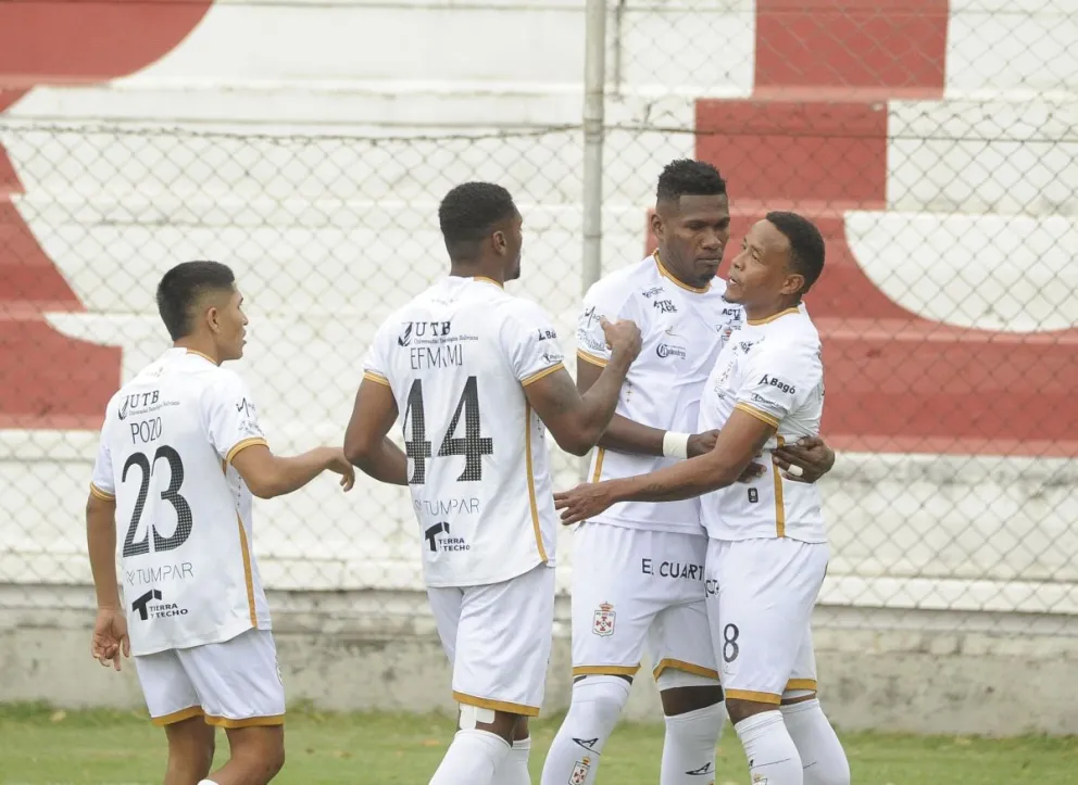 El festejo de los jugadores de Real Santa Cruz, luego de concretar el primer gol. Foto: APG