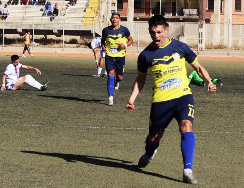Erick Urgel celebra el primer gol que le marcó a la U tarijeña. Foto: Fatic