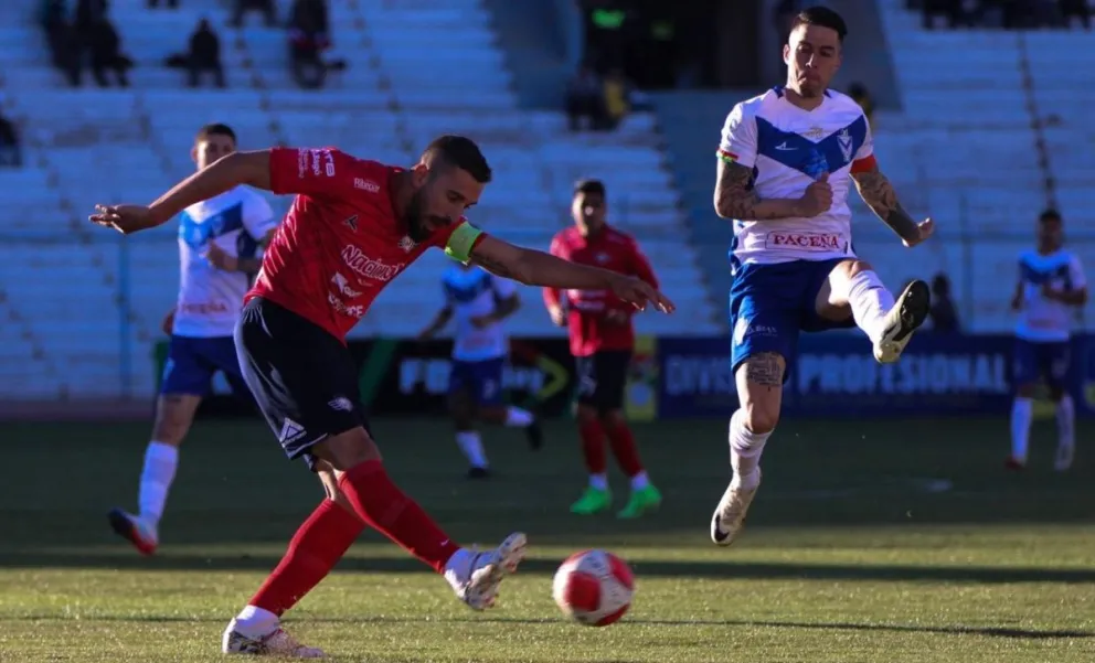 Santiago Echeverría (izq.), defensor de Wilstermann, rechaza la pelota ante la oposición de un rival de GV San José. Foto: APG.