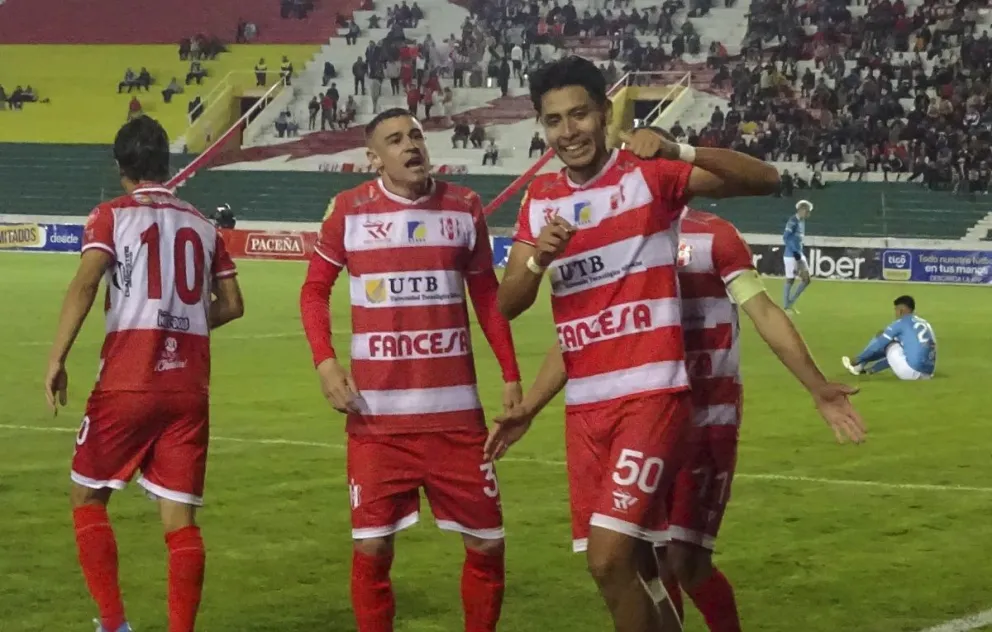 Los jugadores de Independiente celebran el segundo gol del compromiso. Foto: APG