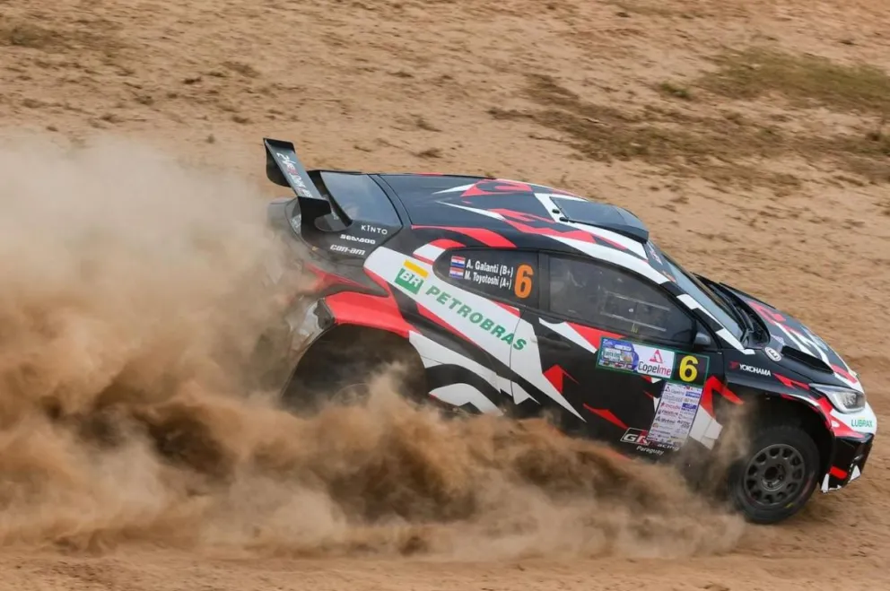 El Toyota Yaris Rally 2 conducido por el paraguayo Galanti en un  tramo de la etapa de este sábado. Foto: Rally FIA Codasur.