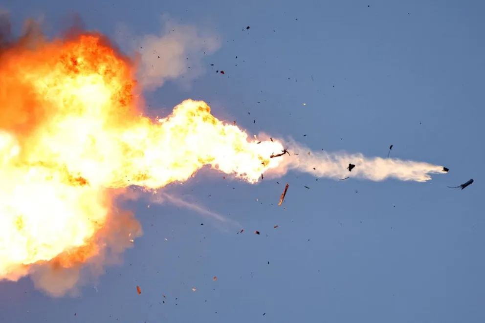 Un proyectil de Hizbulá es interceptado por las fuerzas antiaéreas de Israel.Foto: EFE/EPA/ATEF SAFAD
