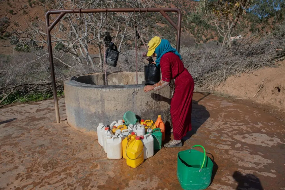 Una mujer extrae agua de un pozo de Marruecos en una imagen de archivo. EFE/EPA/Jalal Morchidi