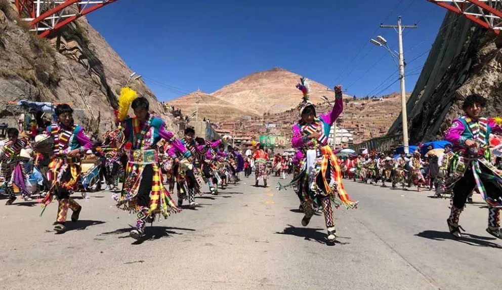 Una de las comparsas hace su paso en la entrada en 2023. Foto: El Potosí