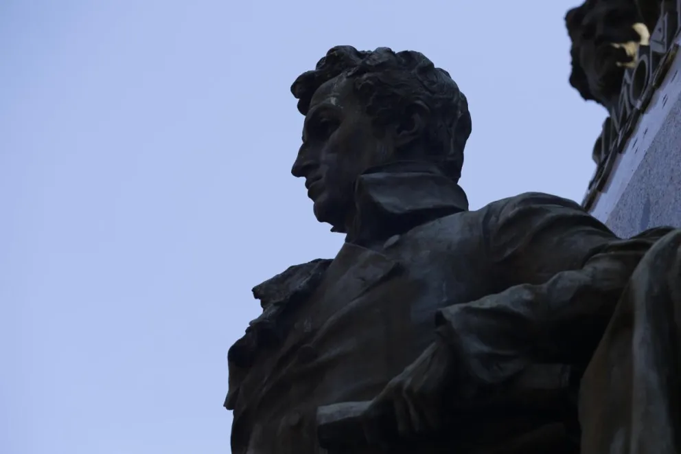 Fotografía de archivo en donde se aprecia una estatua de Simón Bolívar. Foto: EFE / Carlos Lemos