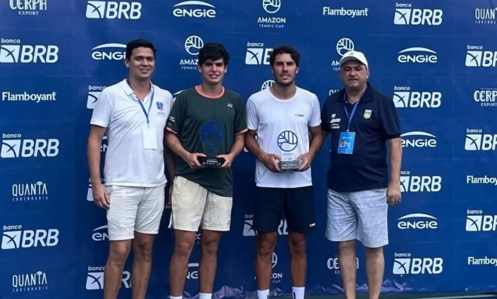 Prado (segundo desde la izquierda) con su título de campeón. Foto: Confederación Brasileña de Tenis.