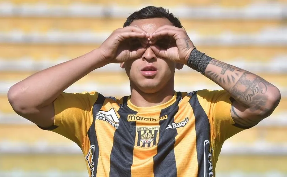 La celebración de Bruno Miranda, goleador del Tigre, después anotar la segunda conquista de su autoría. Foto: APG