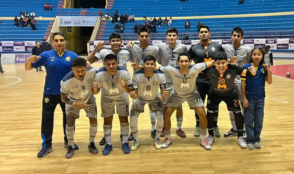 El plantel de Víctor Muriel que ganó en Sucre. Foto: Víctor Muriel.