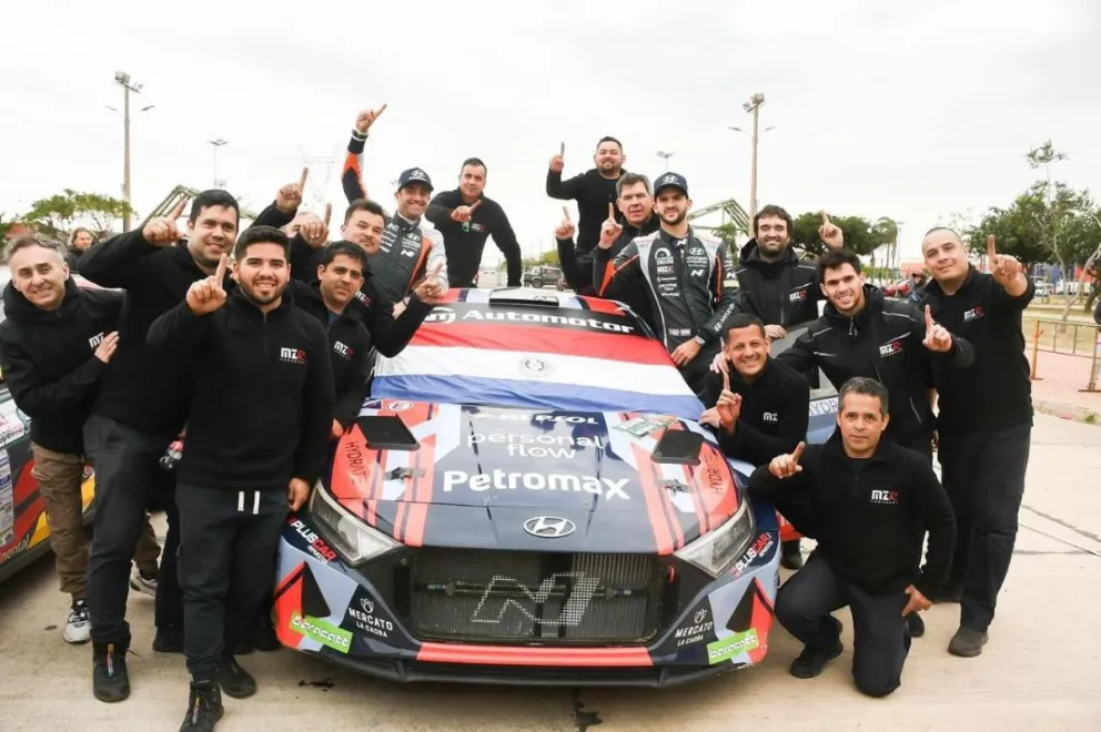 Fabricio Zaldívar y sus compañleros de equipo celebran la victoria en la prueba de Santa Cruz- Foto: Rally FIA Codasur.