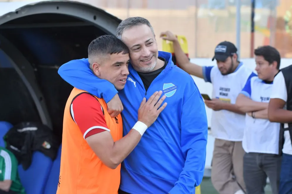 Flavio Robatto junto a su exjugador Maximiliano Núñez. Foto: APG