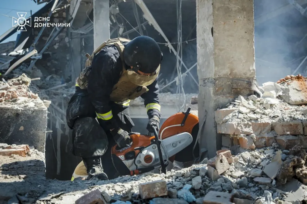 Rescatistas ucranianos trabajando en el lugar de un ataque con cohetes en Kramatorsk, este de Ucrania. Foto: EFE