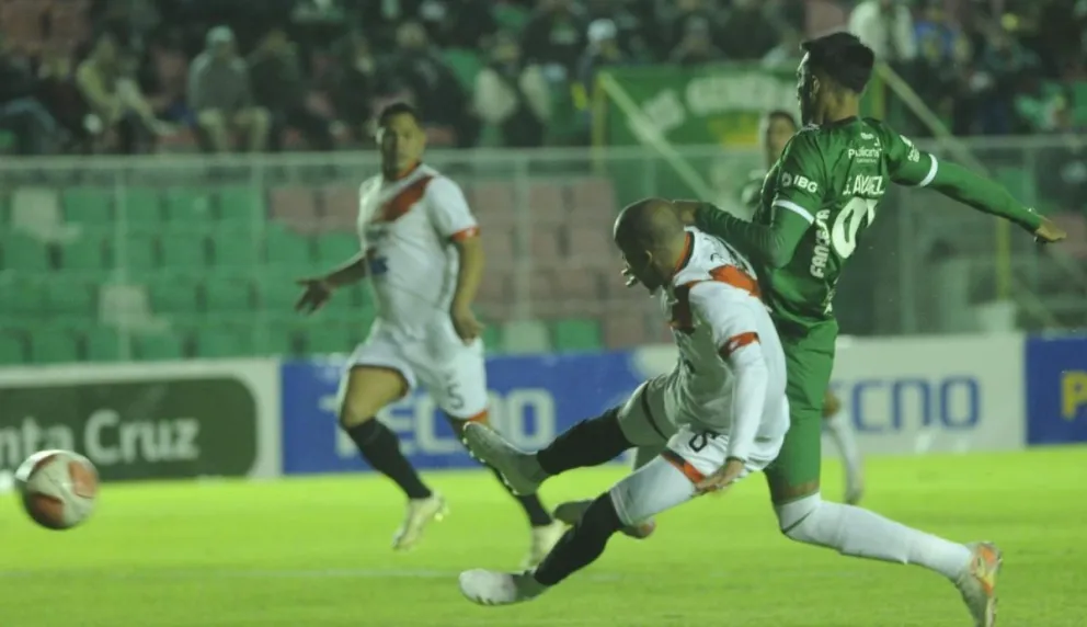 Un ataque de Oriente Petrolero con Gilbert Álvarez (der.) como protagonista ante la oposición de Edisson restrepo. Foto: APG
