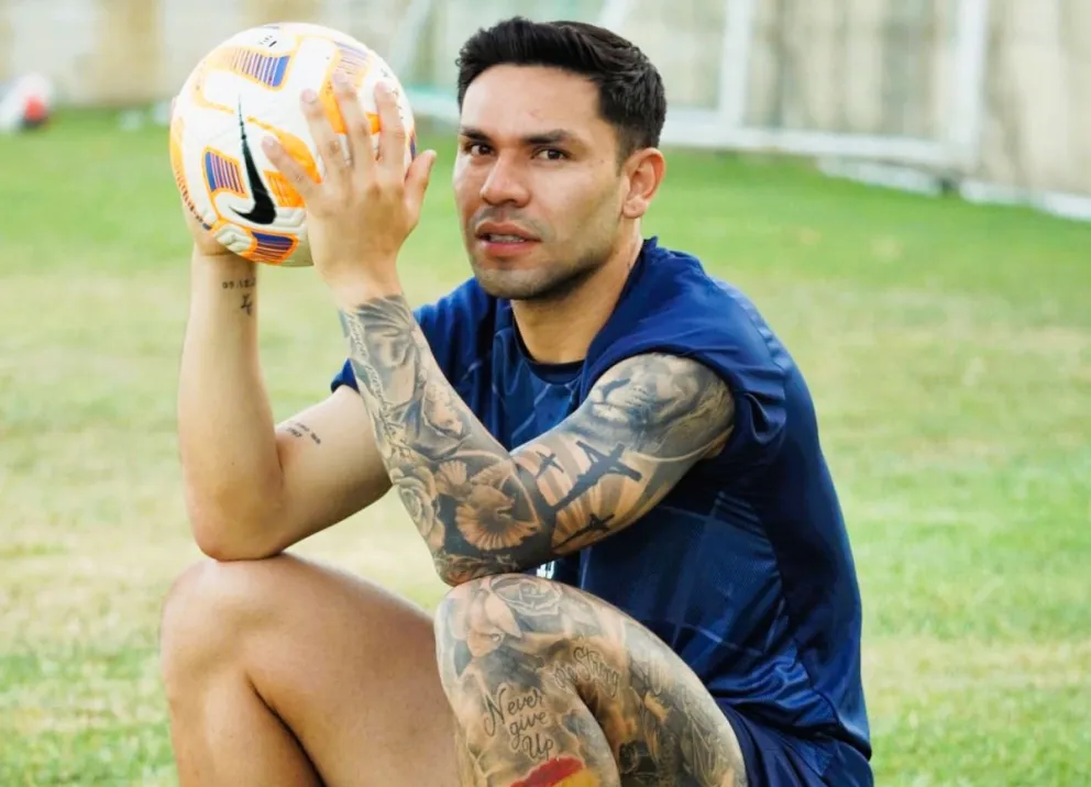 El atacante Algarañaz espera que la FBF le envié los pasajes a Grecia. Foto: Kalamata