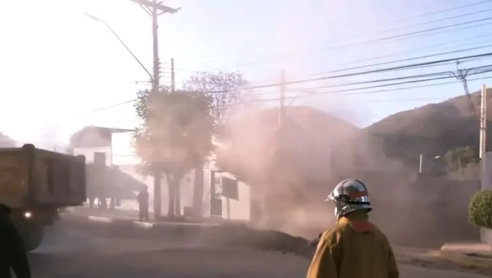 Los bomberos trabajan en el lugar del accidente. Foto: Red Uno