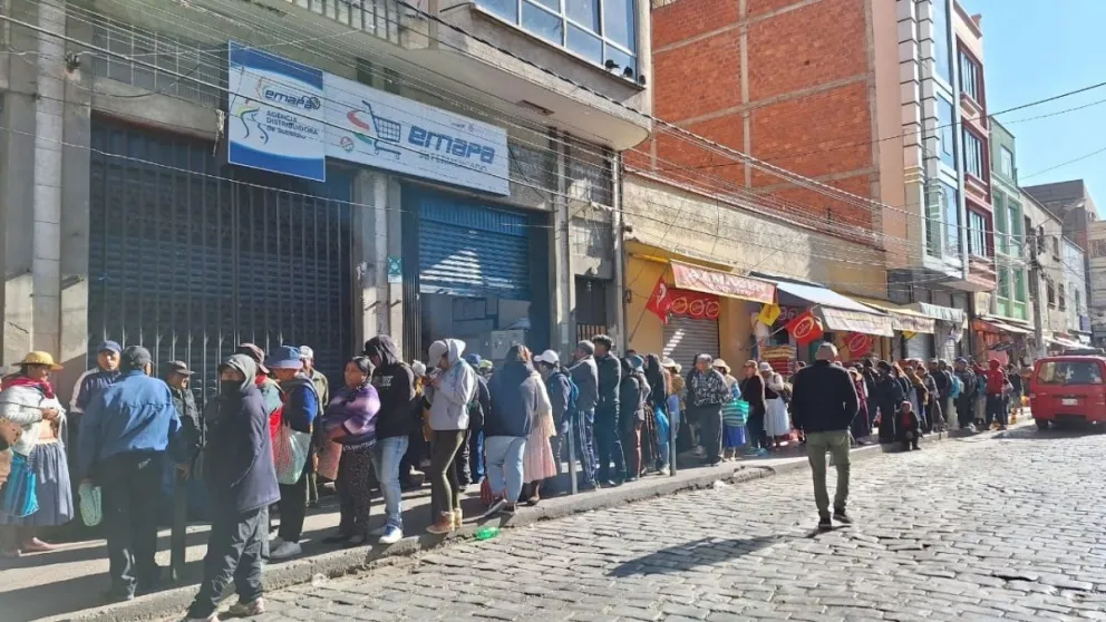 Personas hacen fila en puertas de Emapa, hacen fila para comprar arroz y otros productos. Foto: APG