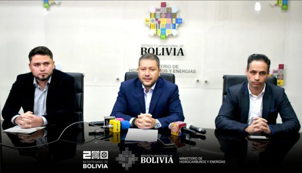 El ministro de Hidrocarburos y Energía, Alejandro Gallardo, al centro. Foto: MHE