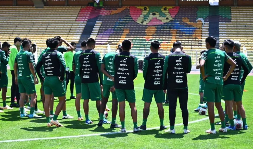 Jugadores de la Selección nacional en el estadio Siles en su ciclo de trabajo anterior. Foto: FBF