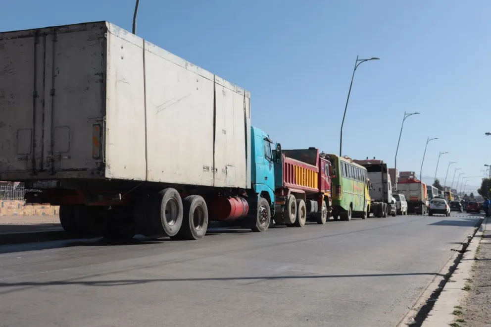 Camiones hacen largas filas en un surtidor de la Av. Cívica, en El Alto. Fotos: APG