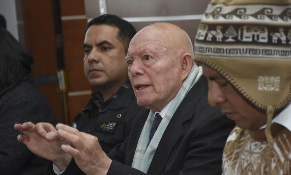 El presidente del TSE, Oscar Hassenteufel, junto a otros vocales. Foto: APG