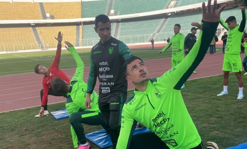 Viscarra (der.) en el trabajo que se realizó en el estadio Hernando Siles. Foto: Sports 360.