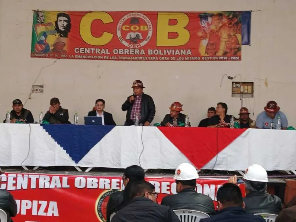 El ejecutivo de la COB, Juan Carlos Huarachi, se dirige a los asistentes en el ampliado en Tupiza. Foto: ABI