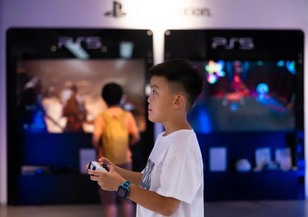 Un niño juega "Black Myth: Wukong" en una tienda de Sony en Shanghai. Foto: EFE