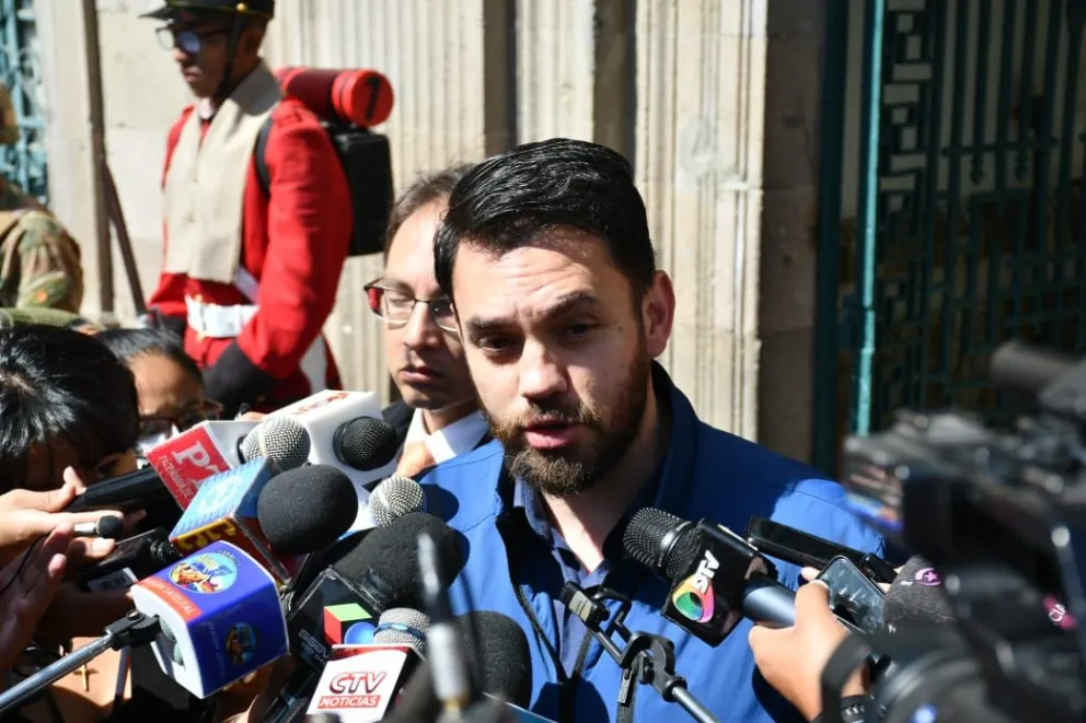 El ministro de Gobierno, Eduardo Del Castillo, declara a los periodistas en plaza Murillo. Foto: APG