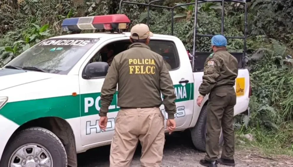 Efectivos de la Policía en el lugar se disponen a levantar los cuerpos. Foto: Red Uno