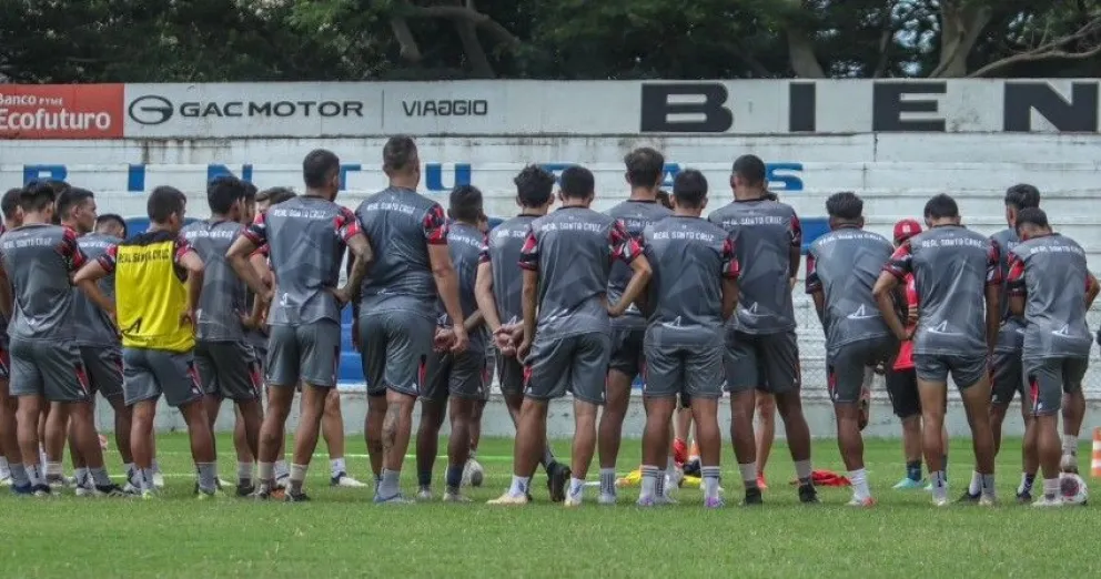 Jugadores de Real Santa Cruz en la previa de una práctica en su estadio, allí el plantel recibirá a Royal Pari. Foto: Real Santa Cruz.