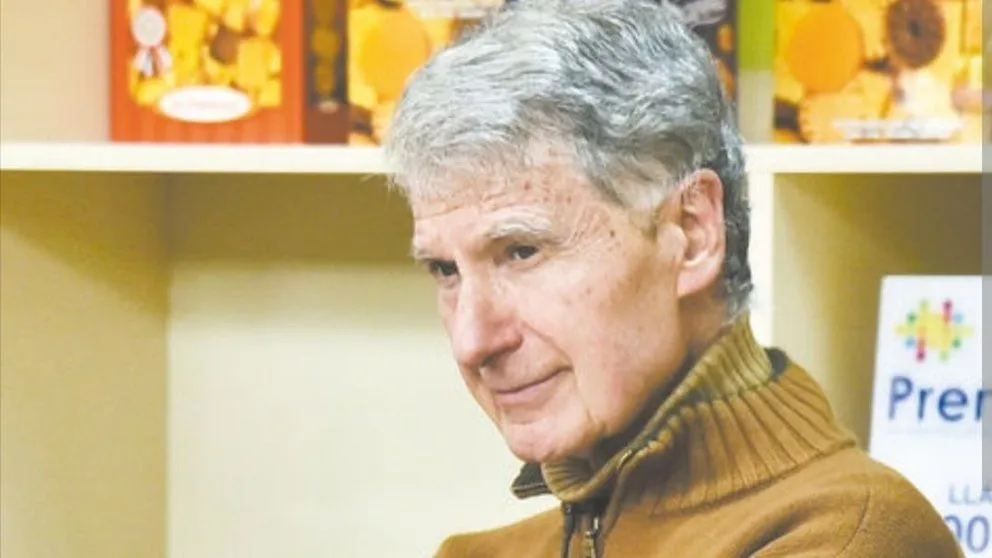 El Padre Pérez fue parte por varios años de la Radio Fides. "El Hombre Invisible" fue el nombre de uno de sus más prestigiosos programas radiales. Foto: Opinión