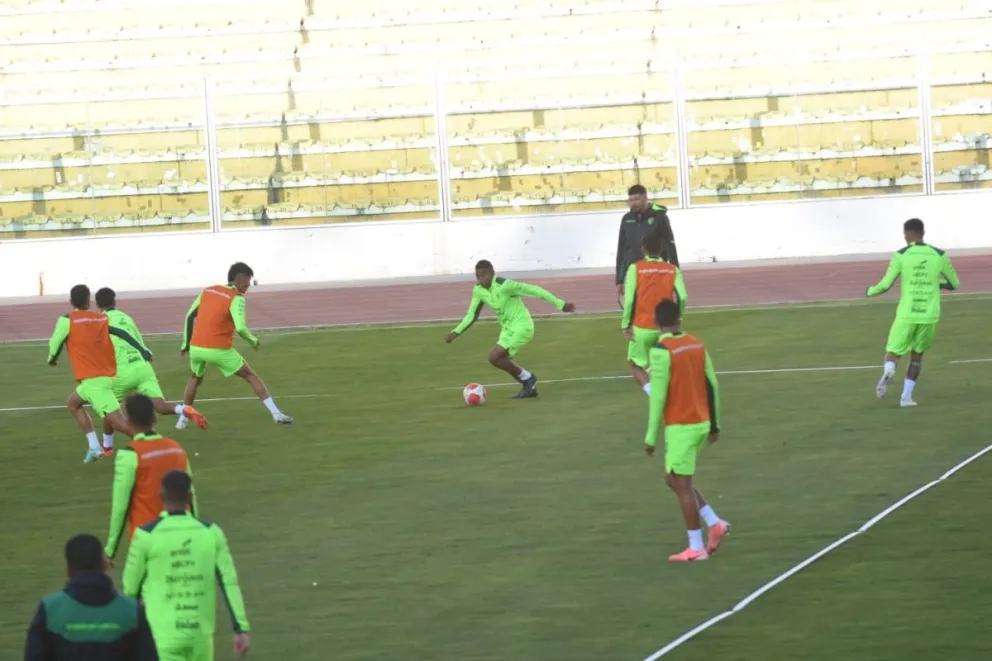 Una incidencia del trabajo en espacio reducido de la selección nacional en el estadio Hernando Siles. Foto: APG