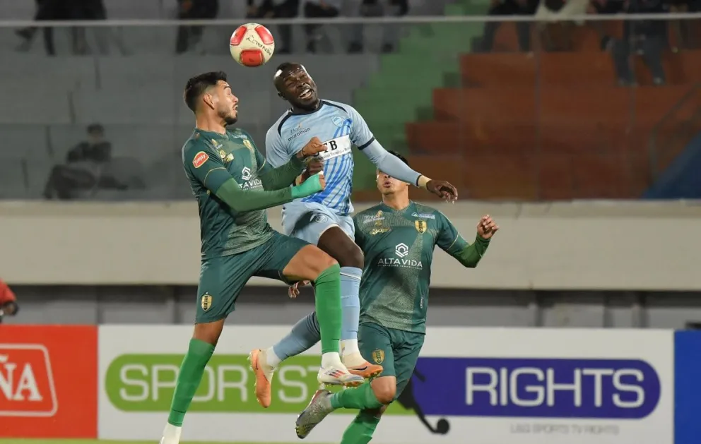 Jugadores de Tomayapo (de verde) y Aurora cabecean la pelota. Foto: APG.