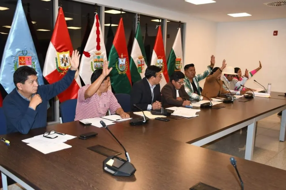 Integrantes de la Comisión Mixta de Justicia Plural de la Asamblea Legislativa votan. Foto: Cámara de Diputados