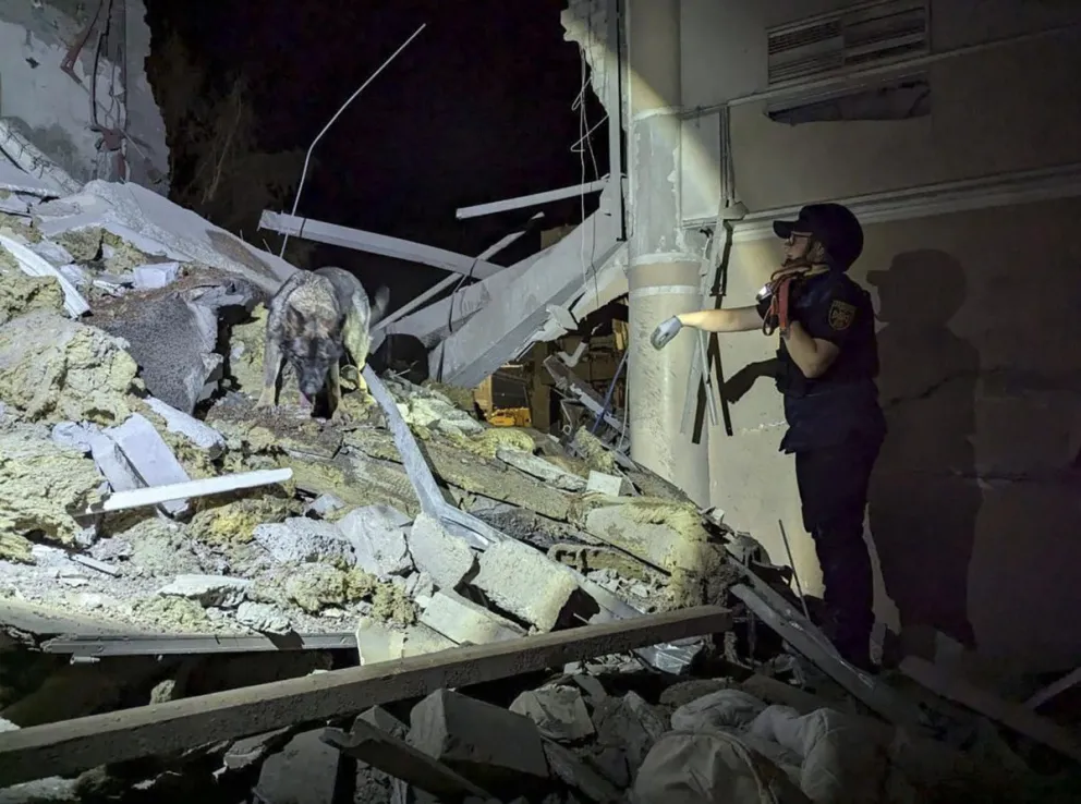 Imagen cedida por el gobierno regional de Dnipropetrovsk del ataque ruso a Krivi Rig. Foto: EFE / EPA / Dnipropetrovsk Regional State Administration 