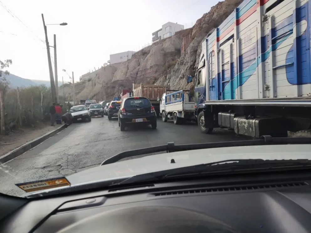 La avenida de ingreso a Mallasa, Mallasilla y otros barrios, colapsada este martes. Foto: Vecinos de la zona