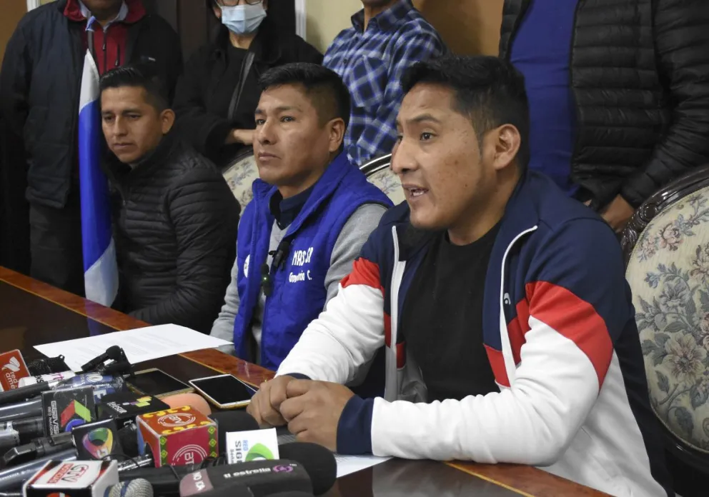 Vidal Gómez (der), junto al presidente "arcista" del MAS, Grover García. Foto: APG