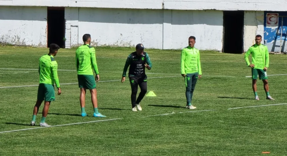 Rocha (izq.), Haquin, Suárez y Fernández, durante el trabajo defensivo en Achumani. Foto: Marcelo Avendaño.