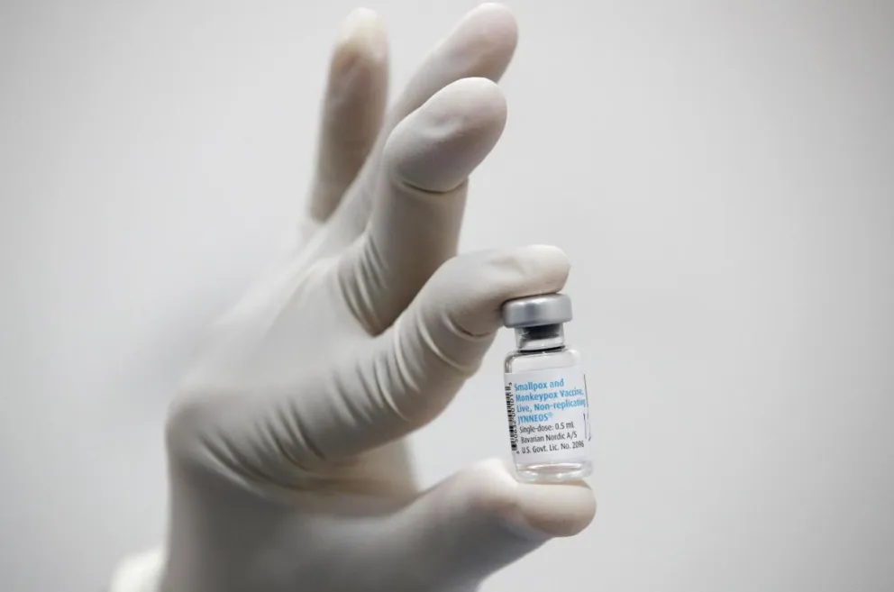 Un funcionario de salud tailandés prepara una vacuna Mpox. Foto: EFE