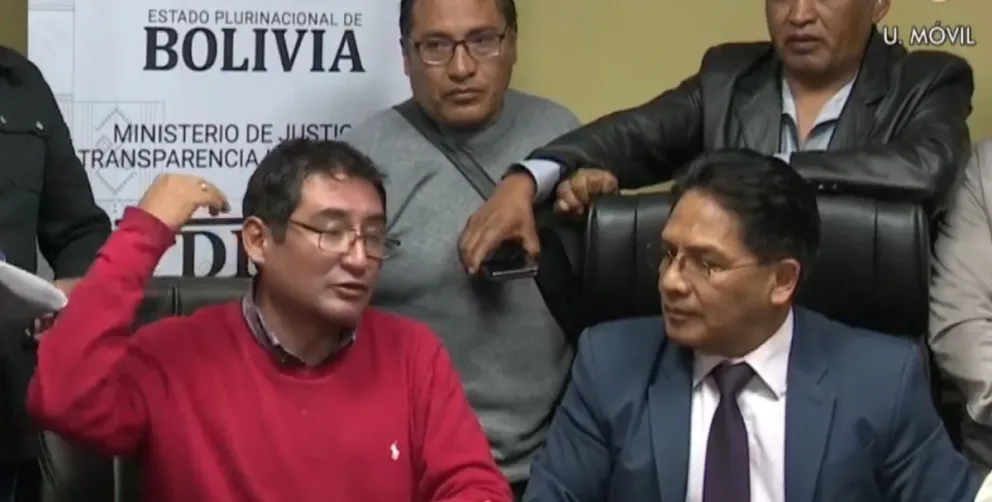 El viceministro Jorge Silva y trabajadores en aluminio y vidrio en una reunión el lunes. Foto ABI