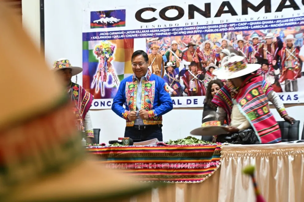 El presidente Arce, durante un encuentro que tuvo con la Conamaq. Foto: Lucho Arce (Facebook).